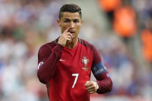 万博体育-Faker回归赛场，绝杀首场状态亮眼，利物浦观众沸腾！